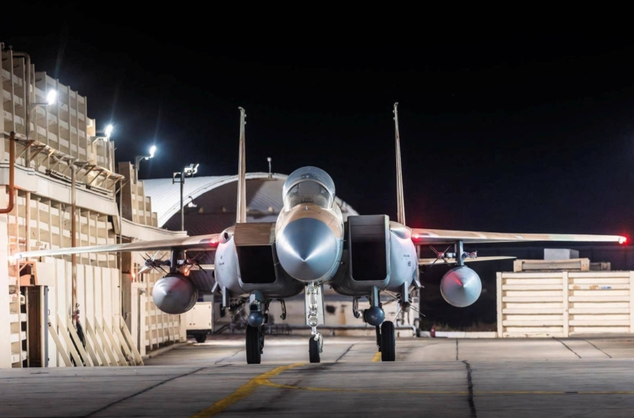 ▲以色列F-15战机准备升空拦截