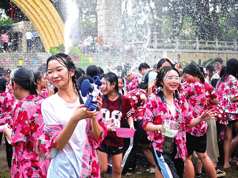 泼水嬉戏传情谊 中外学生共度宋干节|广西_新浪财经_新浪网