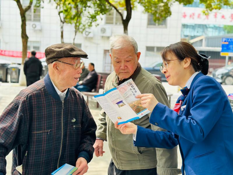 交通银行宁波市分行员工为两名老年人讲解反假币知识 机构/供图