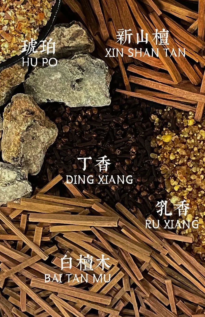 雪松木香气独特,具有冷暖兼备的双面性格,除了沉稳,温暖的特质之外