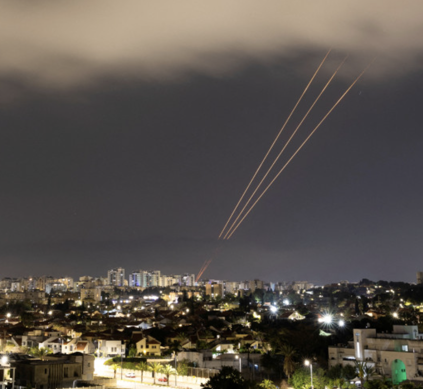 ▲在伊朗发动无人机和导弹袭击后，以色列导弹拦截系统启动