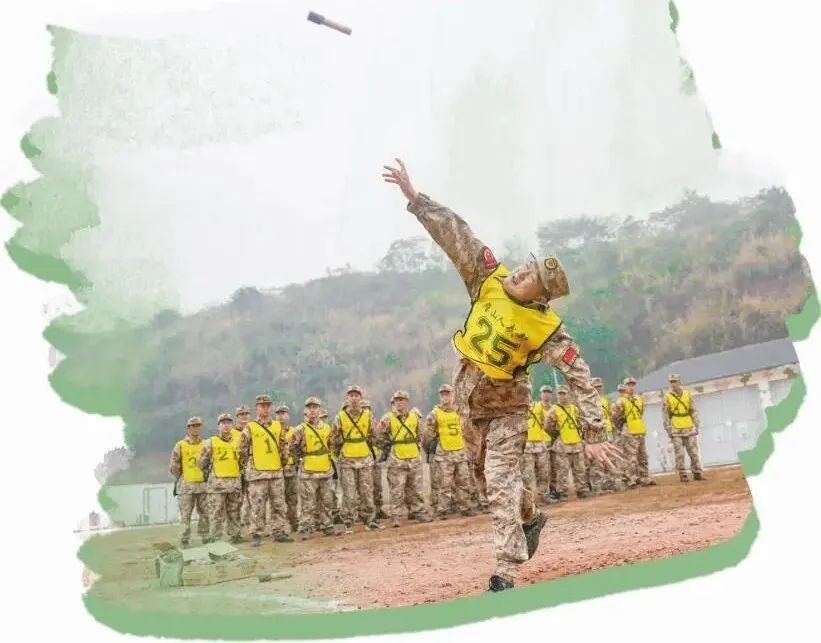 璧山区人武部组织民兵教练员进行手榴弹投掷训练。刘金桂摄