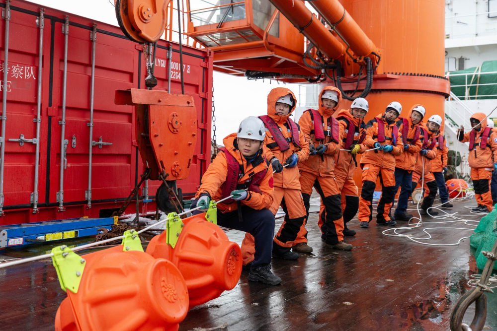 1月6日，中国第40次南极考察队在阿蒙森海成功布放深水生态潜标，这也是中国首次在极地布放生态潜标。新华社记者 周圆 摄