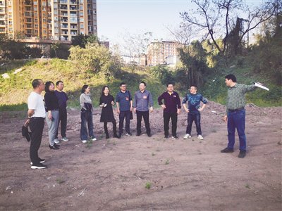 "近日,民建重庆市巴南区委会副主委向莉,谭恒敏率领10余名会员组成