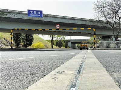 北京:定慧桥下卡自行车轮的"缝隙"已填平|自行车_新浪财经_新浪网