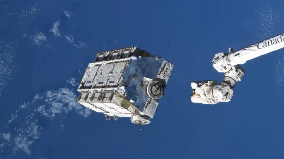 ▲机械臂将废弃电池组抛向太空，这是有史以来从国际空间站丢弃的最大物体
