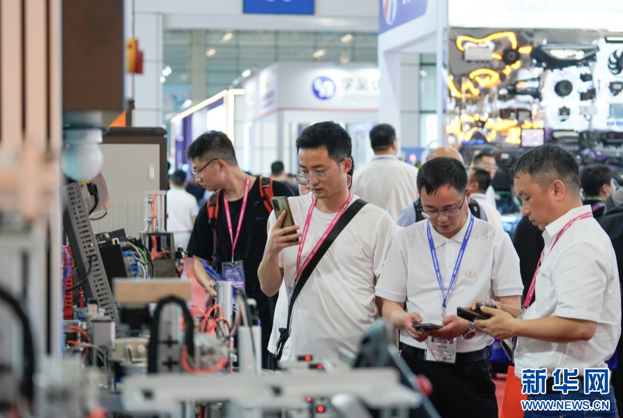 中国高等教育博览会上展示的一款机电一体化智能实训平台吸引客商关注