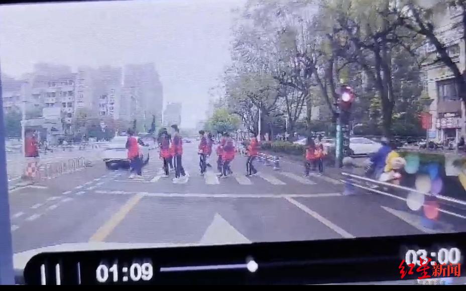 >滚动新闻>正文> ▲车祸瞬间4月16日,四川宜宾市公安局交通警察支队