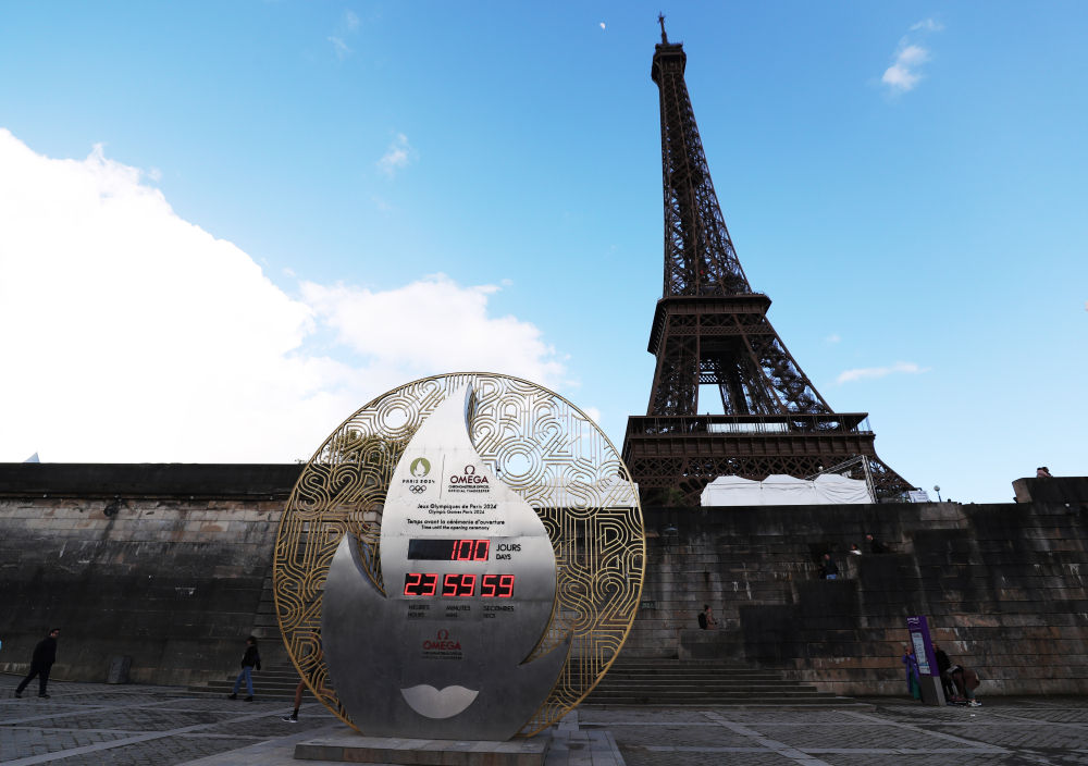 这是4月16日在法国巴黎埃菲尔铁塔脚下拍摄的奥运会倒计时牌。新华社记者 高静 摄