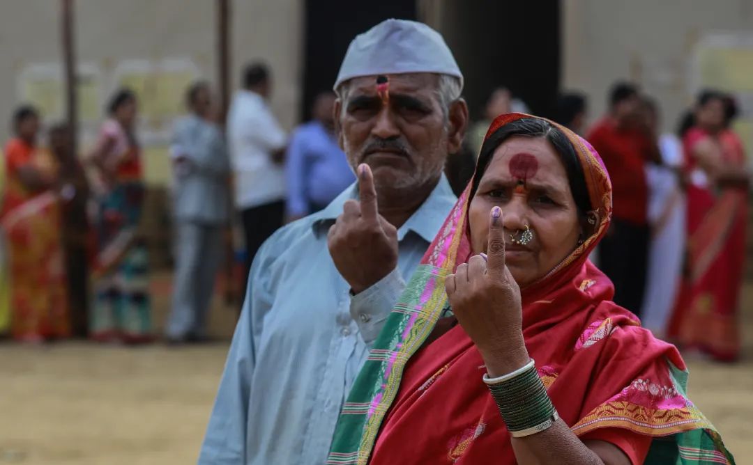 2019年4月29日，在印度孟买，选民伸出做过标记的手指。新华社发