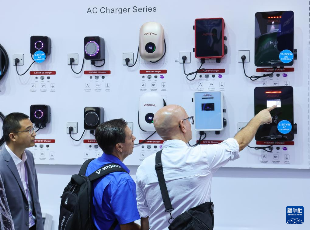 广交会新能源汽车展区的智能充电设备吸引了众多采购商（4月15日摄）。新华社记者 刘大伟 摄