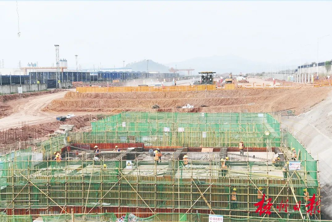 3月28日，在梧州临港经济区广西交投桂东多式联运体系示范工程项目现场，工人正在建设装卸综合楼。 李鸿荣 摄