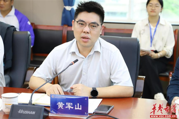 长郡月亮岛第三小学党支部书记,校长赵灿文,代表学校对远道而来的各位