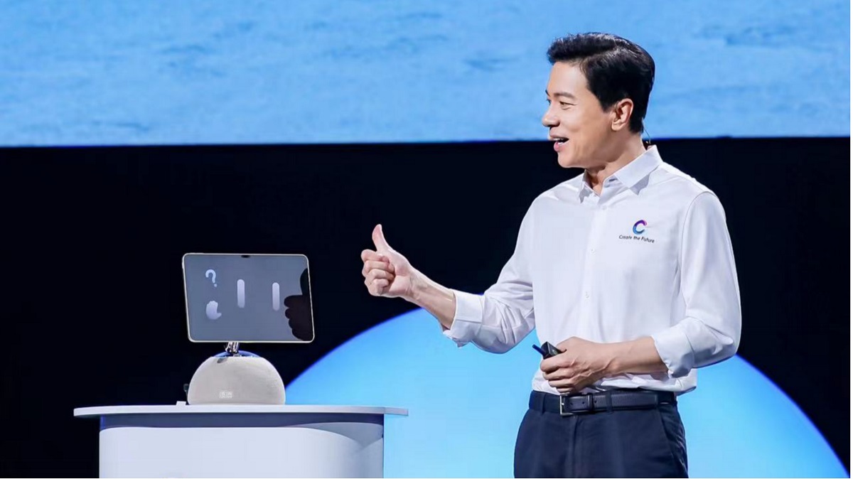 图：百度创始人、董事长兼CEO李彦宏与小度添添AI平板机器人互动