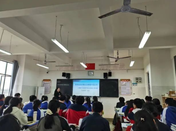 上午第一节课,武宁县振风高级中学的赵浪捷老师在高三(19)班给我们