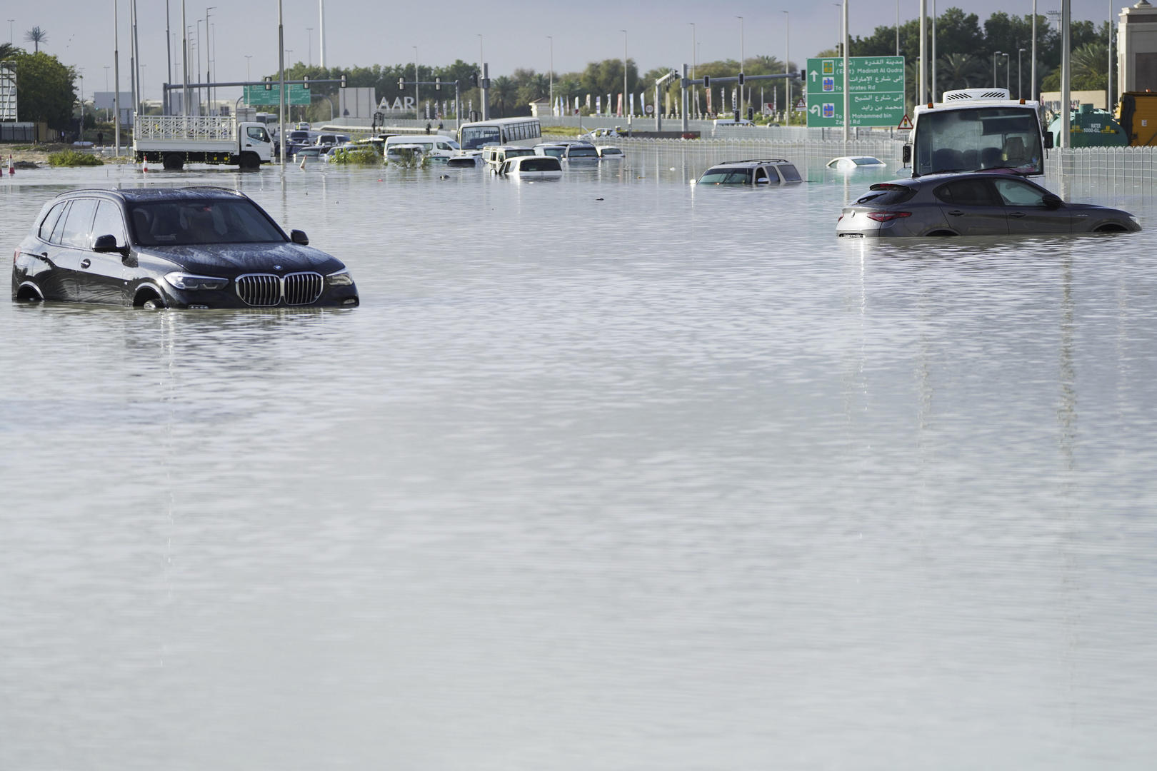 ▲当地时间4月17日，阿联酋迪拜，洪水淹没了一条主要道路，车辆被浸泡在洪水中。
