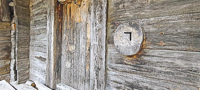 图为八盖乡日卡村粮仓的木锁。