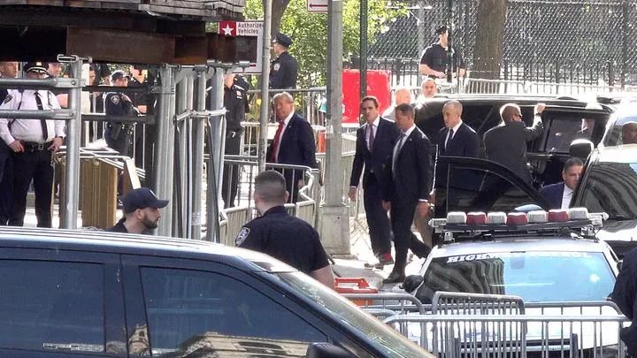 这张4月15日的视频截图显示，美国前总统特朗普抵达纽约曼哈顿一家刑事法院出庭。新华社记者丁晔摄