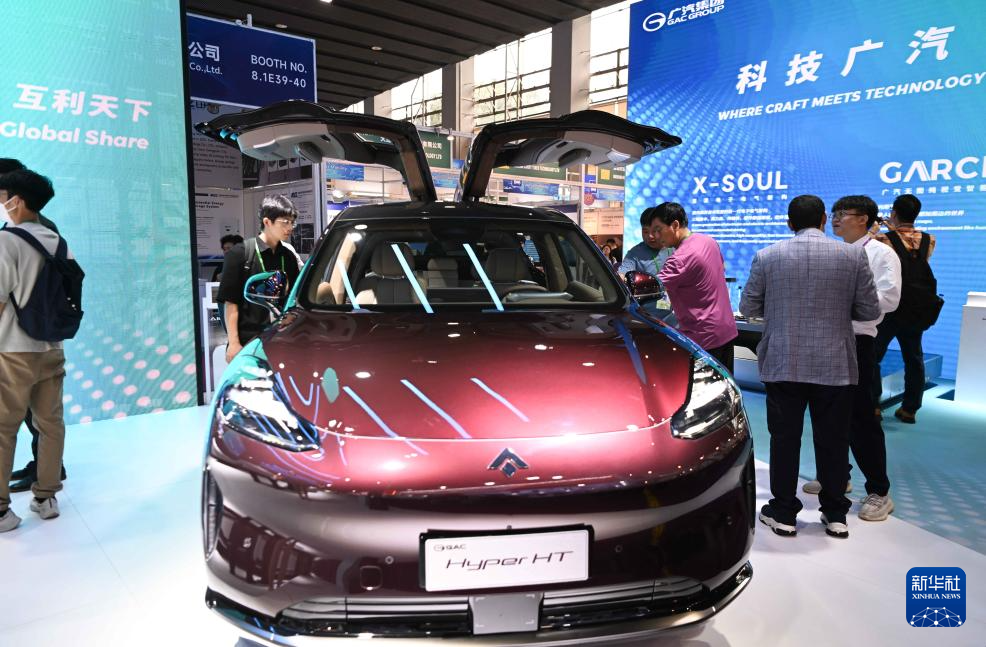 这是第135届广交会上广汽展台上的新能源汽车（4月15日摄）。新华社记者 邓华 摄