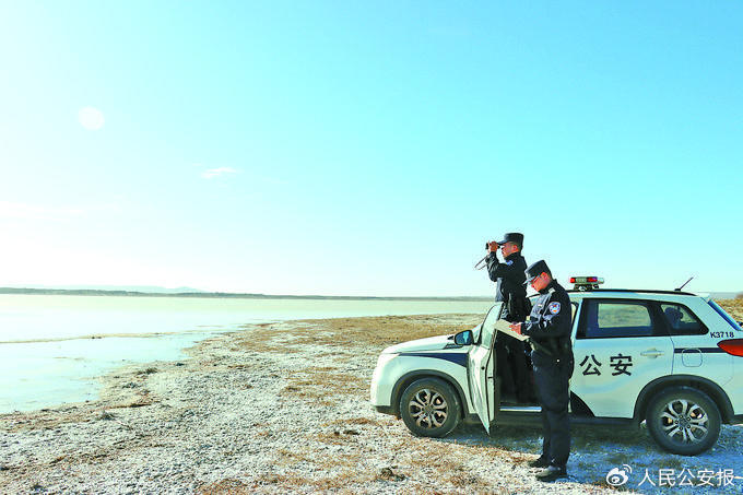 4月1日，内蒙古自治区鄂尔多斯市公安局民警在黄河鄂尔多斯段巡逻。李思佳摄