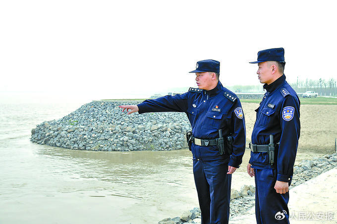 3月31日，河南省原阳县公安局靳堂派出所民警实地查看黄河流域生态状况。张丽摄