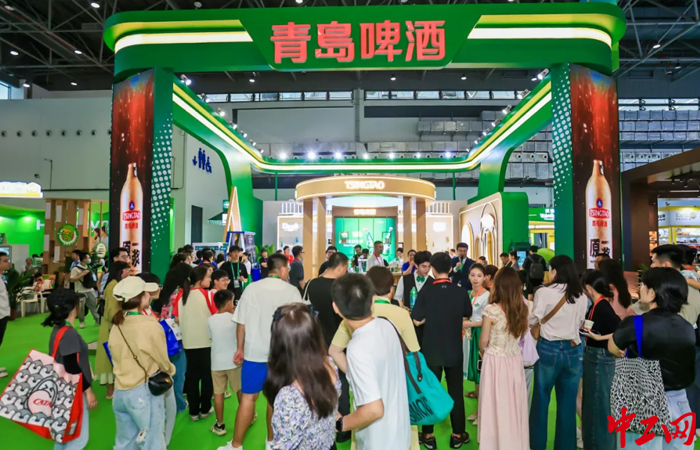 4月13日，第四届中国国际消费品博览会在海口开幕，青岛啤酒展厅吸引了众多消费者。青岛啤酒供图