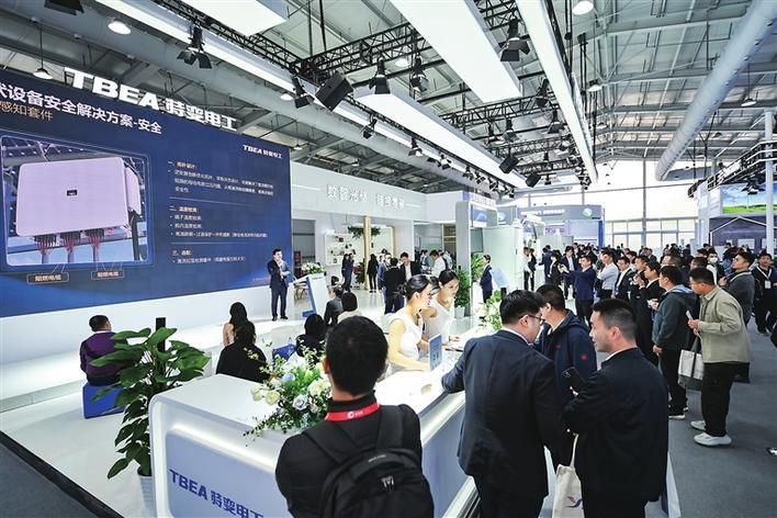 4月10~13日，第12届ESIE储能国际峰会暨展览会在京举行，图为特变电工新能源公司展台现场。 鲁姣妍摄