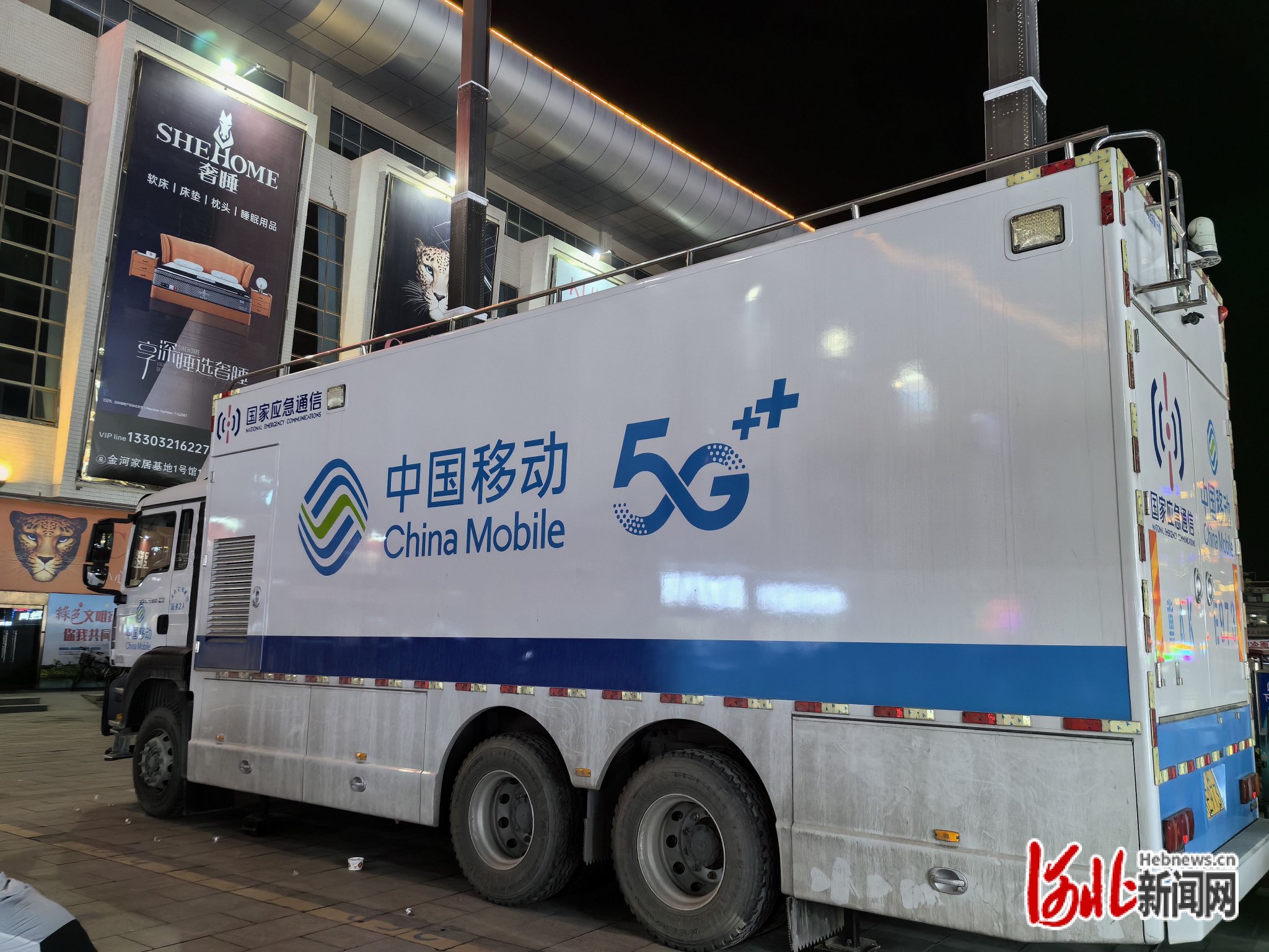 正定小商品夜市周围的中国移动卫星应急通信车。（黄雨晗/摄）