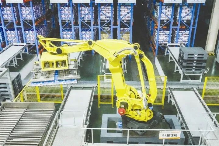 广西皇氏乳业有限公司智能工厂内，码垛机器人在工厂立体库自动完成产品码垛。记者 叶子榕 摄