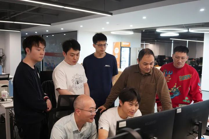 浙江大学计算机辅助设计与图形系统全国重点实验室教授王锐（右二）创业成立光线云公司，拥有多项图形渲染专利 受访者供图