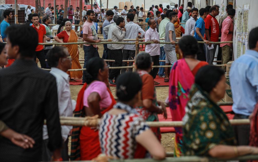 2019年4月29日，在印度孟买，人们排队投票。新华社发