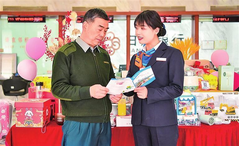 　　甘肃银行城关支行营业室理财经理为老年客户普及防假币知识。