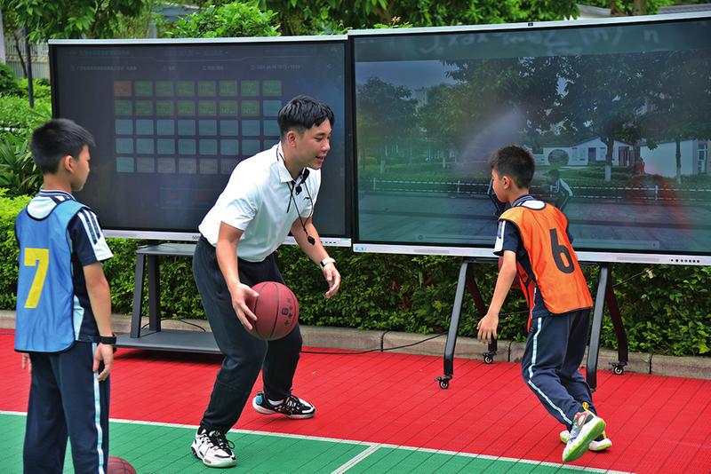     体育老师与学生上体育示范课    本报记者李洋 摄