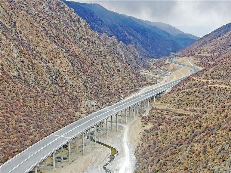大图：即将通车的西藏S5线快速公路。