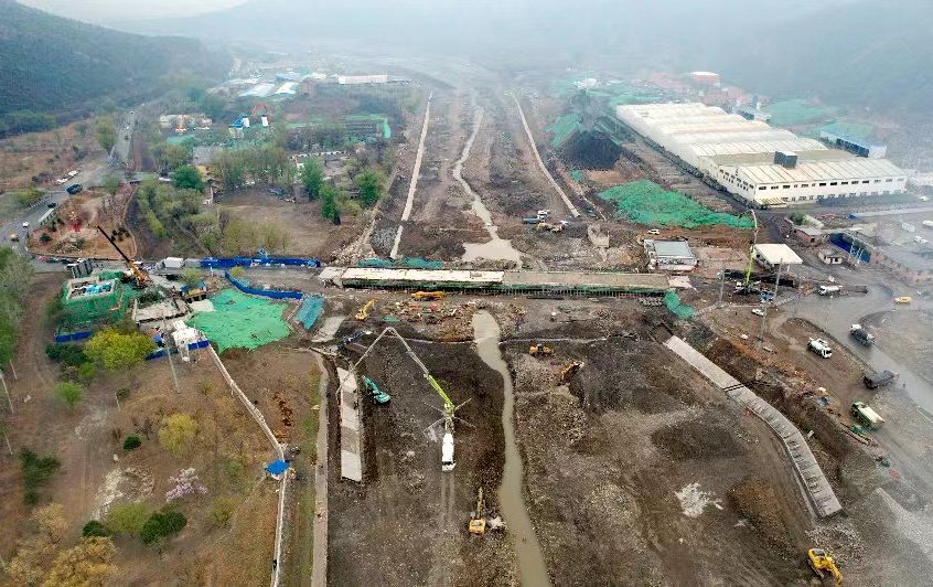 灾后恢复重建中的大石河，图中河左岸为正在建设中的漫水河水文站。新华社记者 刘诗平 摄