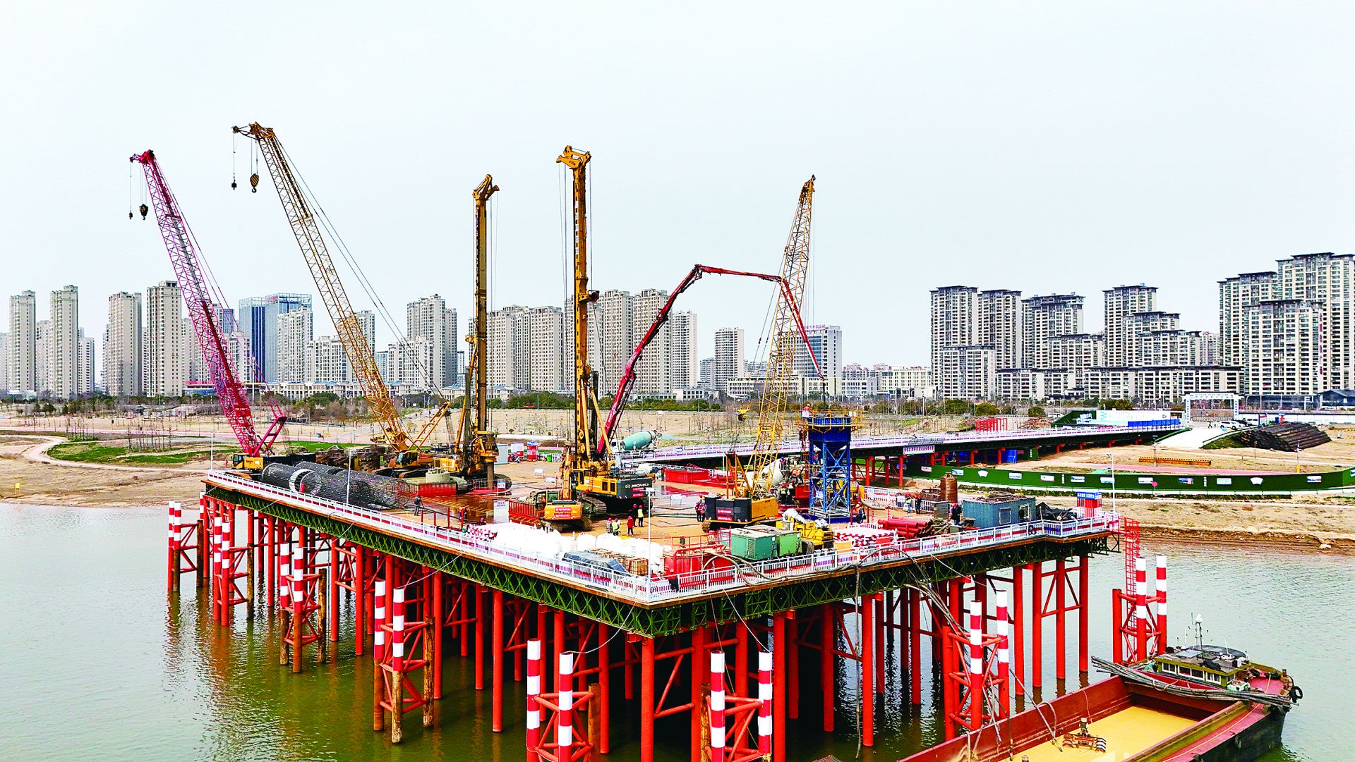 建设中的延安路淮河大桥。 融媒体记者 刘晨 摄