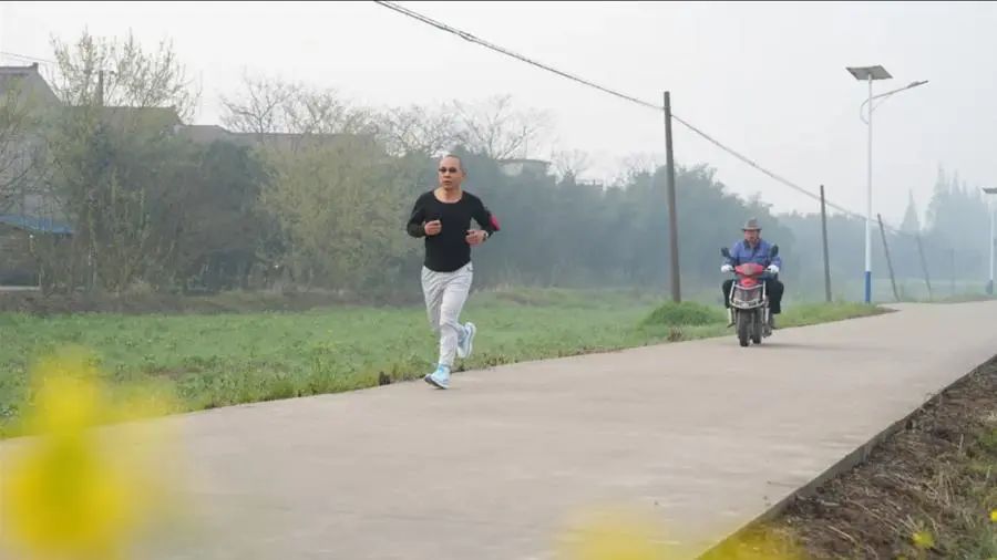 张瑾在练习跑步