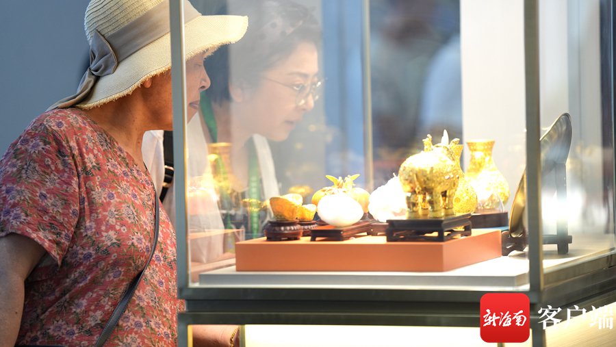 　　4月17日，第四届中国国际消费品博览会迎来社会公众开放日，市民游客在观看黄金饰品。记者 汪承贤 摄