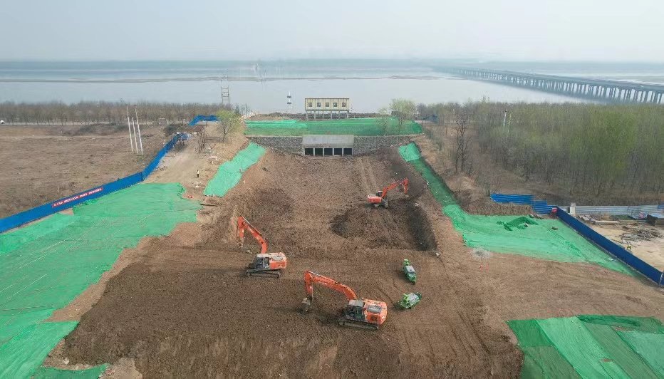图为天津静海区良王庄泵站改扩建工程施工现场。新华社记者 刘诗平 摄