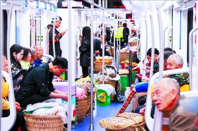     菜农乘坐重庆轨道交通四号线，前往市中心闹市区的菜市场售卖农产品。