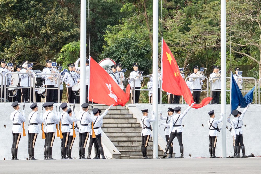 这是4月15日在香港警察学院拍摄的全民国家安全教育日升旗仪式。新华社发