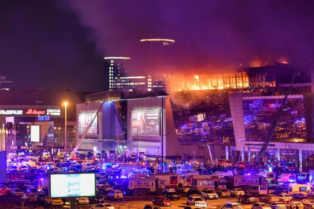 ▲3月22日，俄罗斯莫斯科近郊克拉斯诺戈尔斯克市一音乐厅发生恐怖袭击枪击事件后引发火灾。