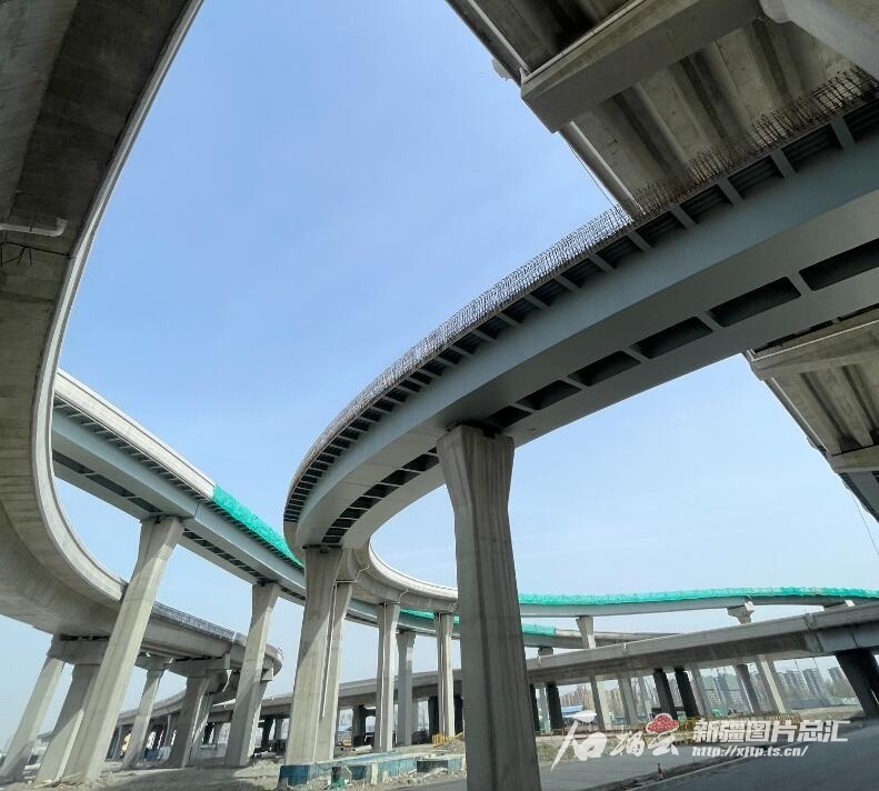 4月16日,乌鲁木齐东进场高架道路工程雏形已现.