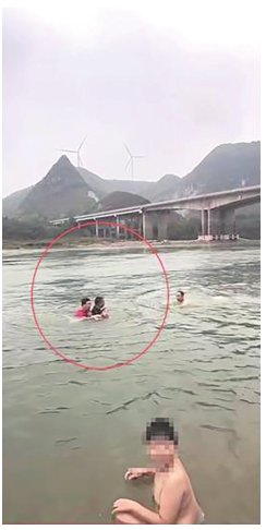 网友“三月小雨125（旅行记）”发布的救人视频截图