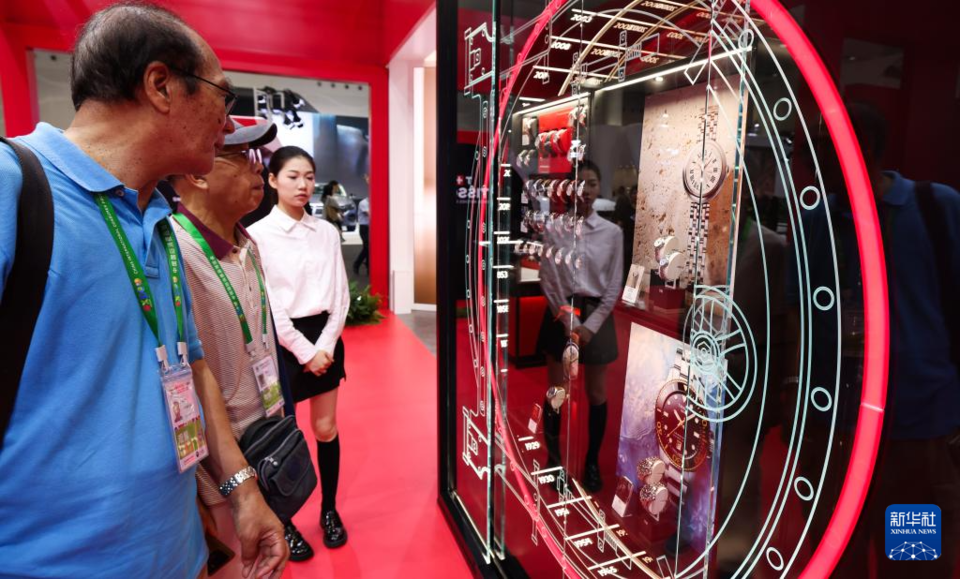 4月15日，观众在第四届消博会上参观展出的天梭手表。    新华社记者 杨冠宇 摄 