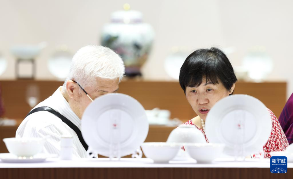 4月15日，观众在第四届消博会现场观看景德镇瓷器。    新华社记者 杨冠宇 摄 