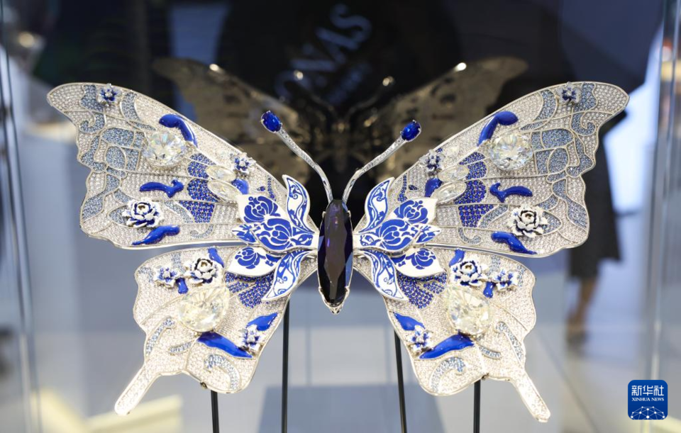 这是4月15日在第四届消博会高纳仕展台拍摄的展品“青瓷蝶釉”。    新华社记者 杨冠宇 摄 