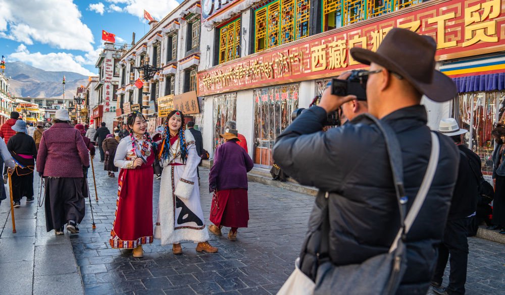 游客在八廓街街道上拍照留念。新华社记者 丁增尼达 摄