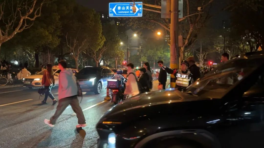 互联网企业集聚区夜高峰马路堵成停车场深夜归途如何更顺畅