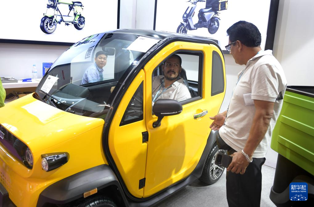 4月15日，采购商在广交会上参观体验一款新能源车。新华社记者 卢汉欣 摄